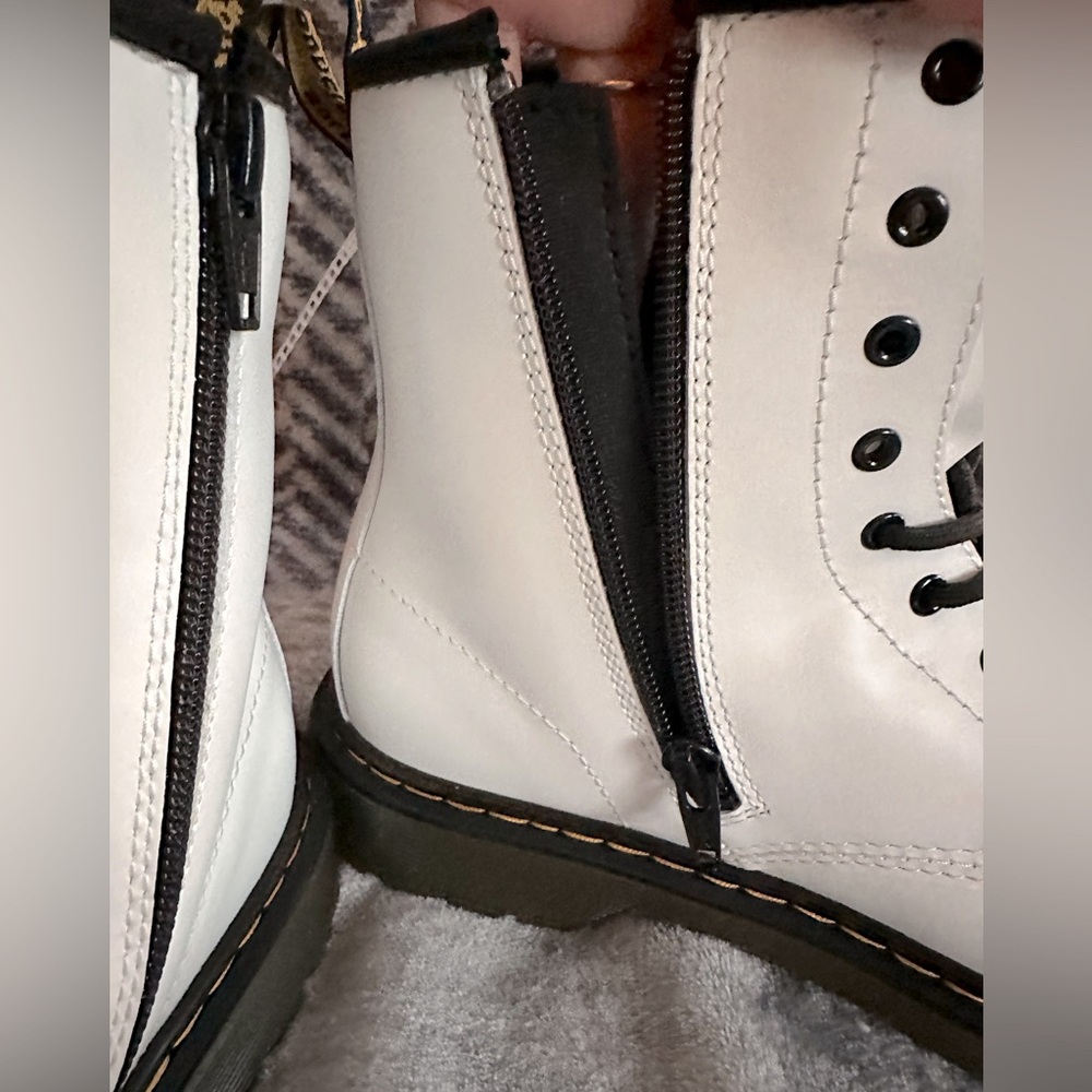 NEW DOC MARTEN Unisex White Leather Zip Boots 6M 7W - Picture 3 of 6